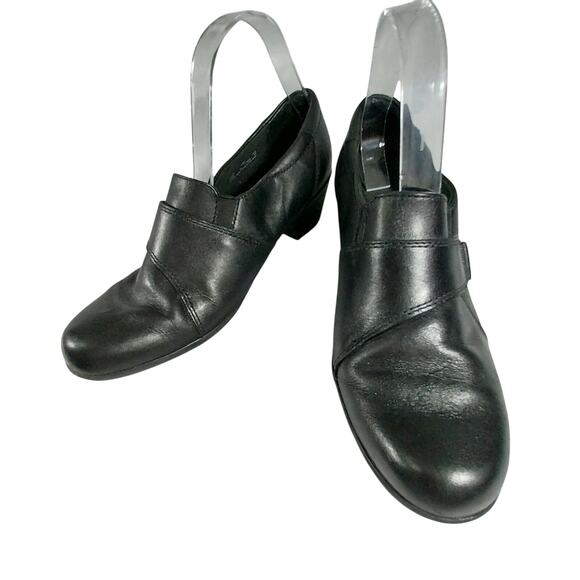 CLARKS! ULTRA COMFY BLACK GENUINE LEATHER STRAP & BUCKLE, HEELED LOAFERS! SZ 10M - Picture 3 of 10